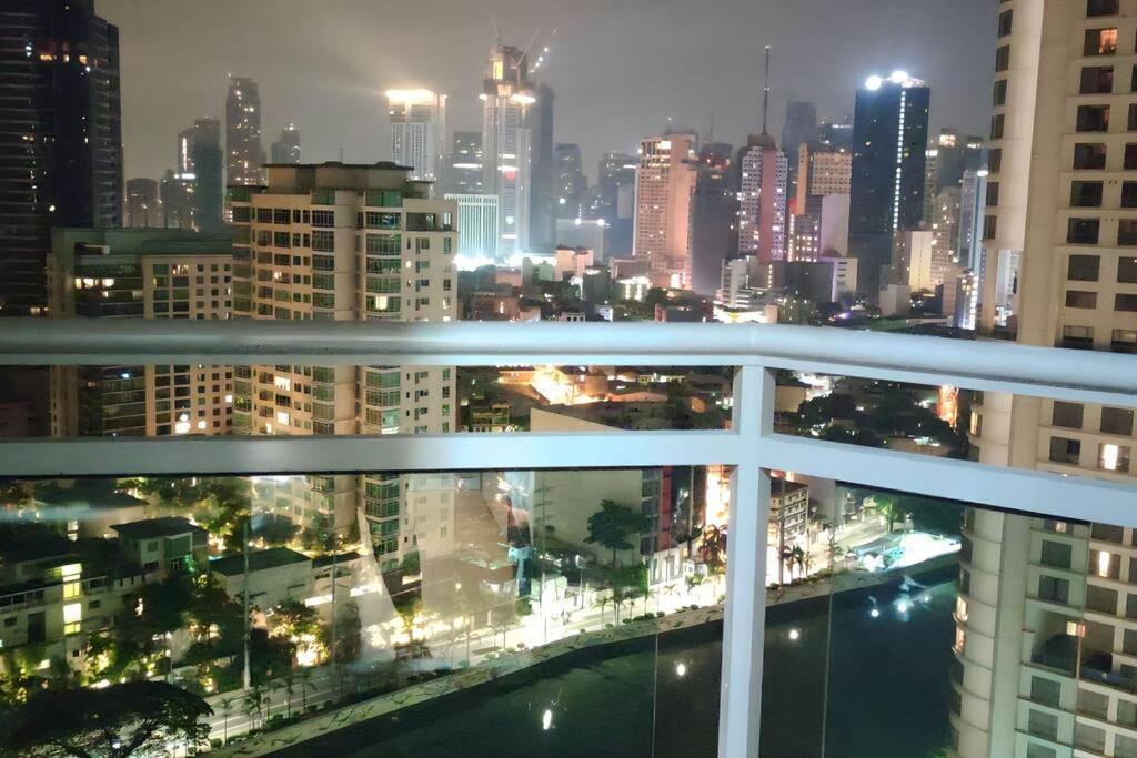 Aveline Suites Elite Rockwell View Acqua Private Residences Near Rockwell Makati Manila Kültér fotó